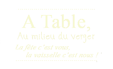 A TABLE AU MILIEU DU VERGER